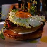 Palačinke sa dimljenom svinjetinom, sušenim paradajzom i pečenim jajetom