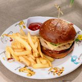 Burgher de pui cu cartofi paii