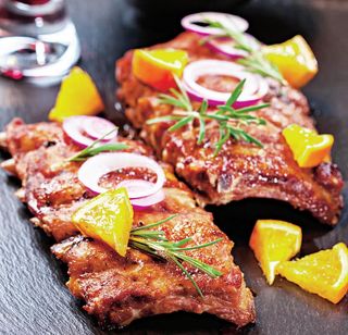 Coaste de porc la gratar cu cartofi prajiti