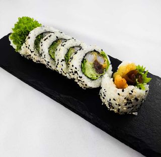 10.Uramaki z krewetkami w tempurze i warzywami 6szt.