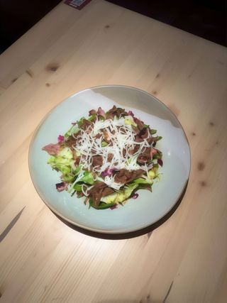 З томленою рваною яловичиною під вершковим крем - соусом, натертий будзом (230 г)