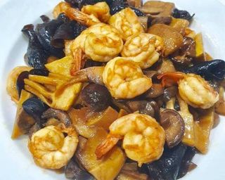 44. Gambas com Cogumelos Chineses e Bambu