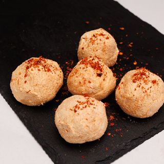 Beli urnebes sa pečenom paprikom