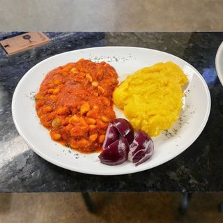 Fasole prajite cu mămăliguța ai ceapa rosie