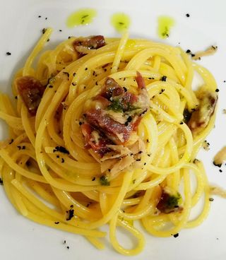 Espagueti con carbonara trufada