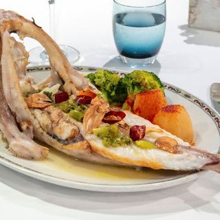 Rape de tripa negra asado al ajo dorado 