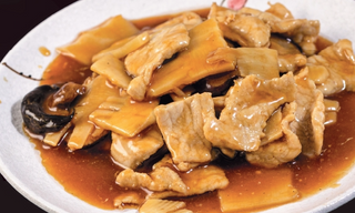 38. Maiale con funghi e bambù