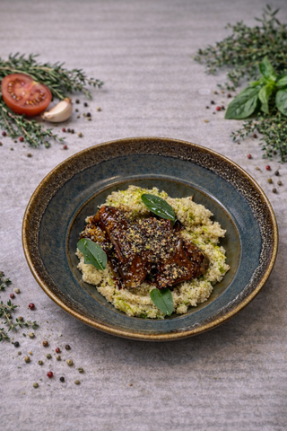 Глазуроване ребро з вершковим кус-кусом