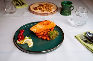 File de somon la grill cu sos pesto, baby carott si broccoli saute