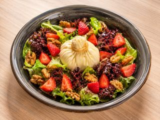 ფრეშ სალათი ქართული ბურატათი და მარწყვით / Fresh Salad with Georgian Burrata and Strawberries