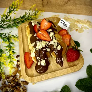 10 мини палачинки с Nutella, филирани бадеми и свежи ягоди