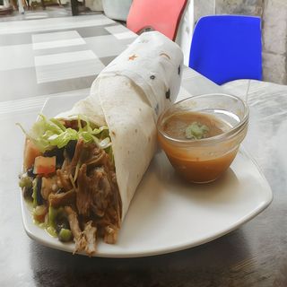 Burrito de pollo con mole