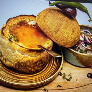 Ciorbă de fasole în paine cu carne la garnita