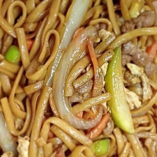 tallarines fritos con pollo