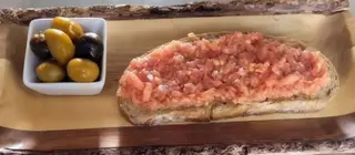 Tostada de pan con tomate y aceite.