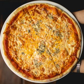 პიცა ოთხი ყველით