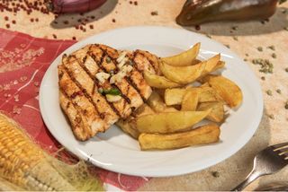 Pastramă din piept de pui și cartofi pai