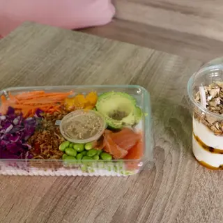 Poke De Salmón + Postre + Bebida
