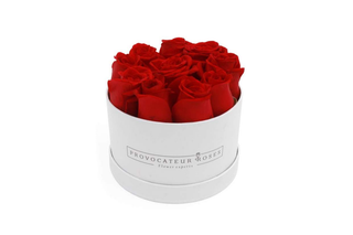 Caja redonda con 9-10 rosas rojas frescas