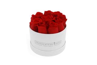 Caja redonda con 9-10 rosas rojas frescas