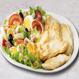 Plato Combinado De Huevos Y Patatas Con Ternera