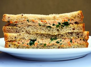 Sandwich cu ton și morcov