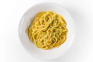 Linguine Aglio, Olio E Peperoncino Y Anchoas Crujientes