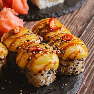 Hot Maki Kuro Shiro. 8 Unidades