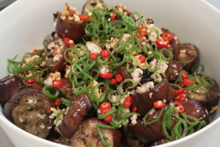 Dados De Pollo Con Berenjenas Y Chili