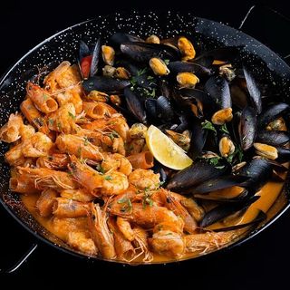 Platou cu scoici și creveți  în sos de vin și usturoi