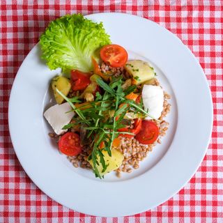 Insalata di farro con verdure brasate e mozzarella