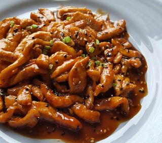 Pollo con salsa di soia 红烧鸡肉