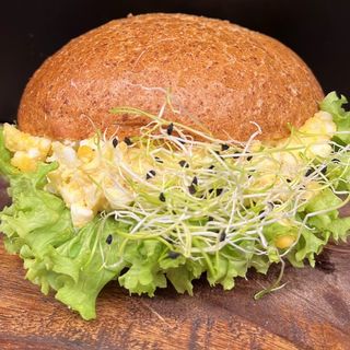 Bułka z pastą jajeczną