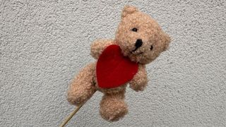 Miś z serduszkiem na piku - 10 cm