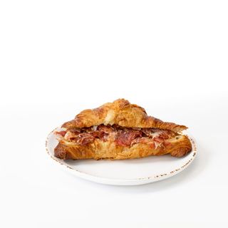 Croissant de jamón ibérico y queso