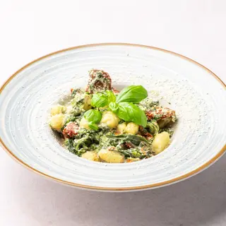 Gnocchi szpinakiem i suszonymi pomidorami