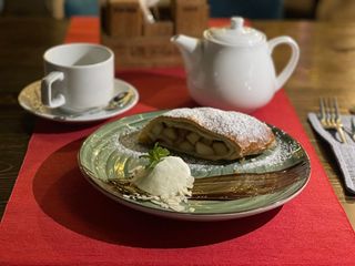 Віденський яблучний штрудель з ванільним морозивом