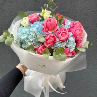 Букет з трояндою Сілва Пінк та гортензією 