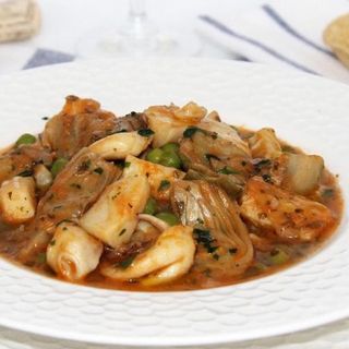 SEPIA CON CEBOLLA Y ALCACHOFAS A LA CERVEZA