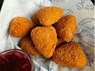 BRIE IN CRISPY COAT / БРІ В ПАНІРОВЦІ З ДЖЕМОМ (180/40g)