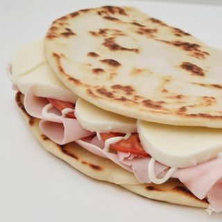 Piadina con prosciutto cotto, mozzarella, origano e pomodoro