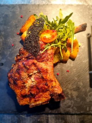 Cotlet de porc cu os la gratar