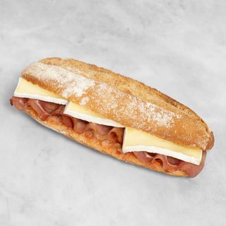 Bocadillo caliente de bacon y queso Brie