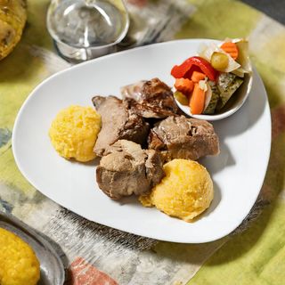 Sloi cu mamaliga si gogosari murati