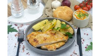 Piept de pui aromat la gratar,cartofi copti,salata de varza alba,chifla