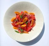 Salata din rosii de sezon cu ceapa si ulei aromat