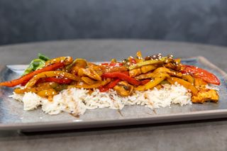 Pui asiatic cu legume si orez basmati