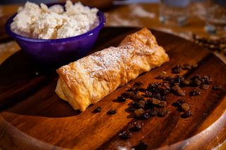 Strudel cu branza si stafide