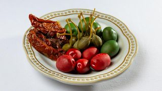 ზეთისხილი მზეზე გამორშრალი პომიდვრით და კაპერსით 150 გრ