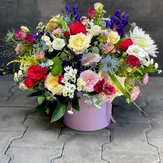 Kolorowe pudełko kwiatów 